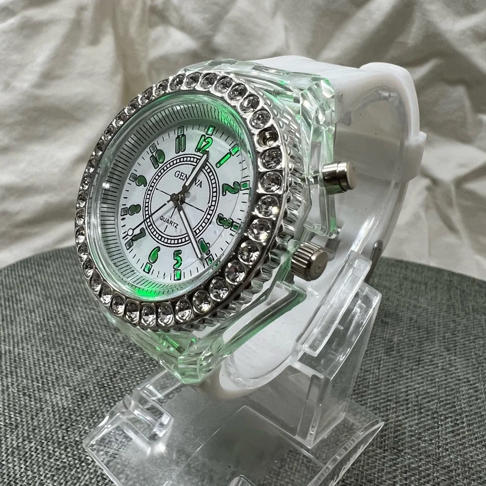 NWOT…GENEVA QUARTZ WATCH, WHITE BAND LED WATCH COLOR CHANGING. AMAZING ☑️